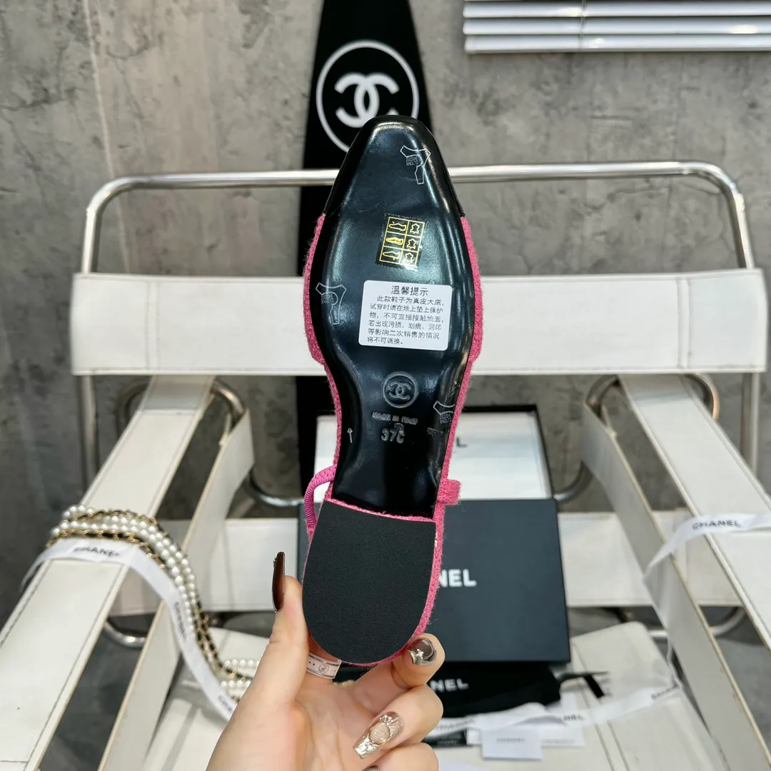 👟👟Ex-factory price 480👟👟 CHANEL Chanel flat bottom series🌹Fashionable classic sandals loved by all stars Fabric [👉] Mixed sheepskin👣🐏 Lining [👉] Silk sheep lining👣🐏 Insole [👉] Silk sheep👣🐏 Sole [👉] Genuine leather outsole imported from Italy 🌻 Packaging [👉] Chanel original box packaging 🌸 Code number [🦶🏻] 34-42 (⚠️34.41.42 is a custom code and cannot be returned or exchanged. Please understand)
